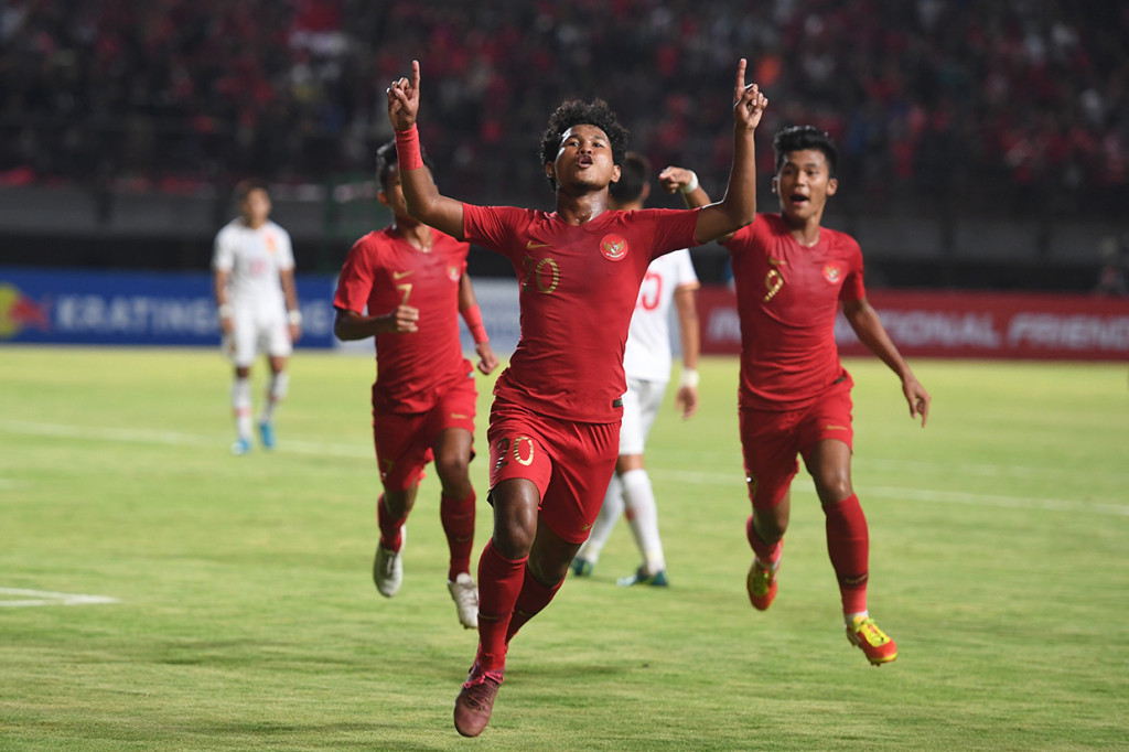 Tiga gol timnas U-19 Indonesia dicetak pada babak pertama, masing-masing oleh Amiruddin Bagus Kahfi (14'), Fajar Fathur Rachman (26'), dan Alfeandra Dewangga (36'). Adapun gol balasan China dicetak lewat titik penalti oleh Gianglong Tao.
