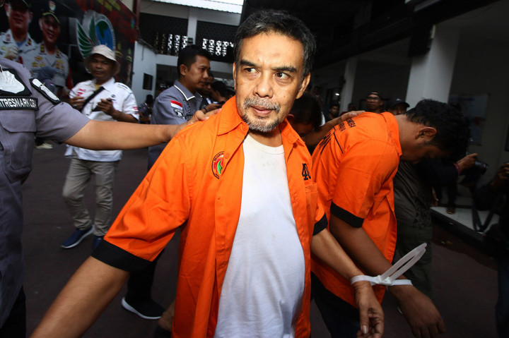 Tersangka kasus narkoba yang merupakan sutradara film, Amir Mirza Gumay dihadirkan saat rilis kasus narkoba di Polda Metro Jaya, Jakarta.