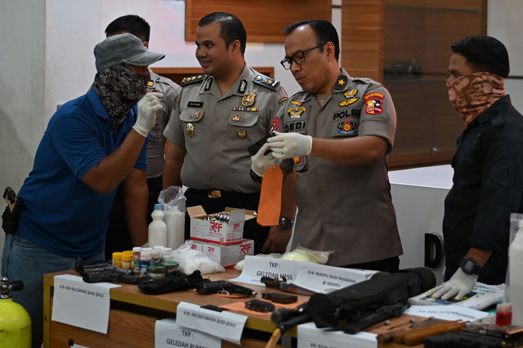 Sejumlah barang bukti yang disita dalam penangkapan tersebut di antaranya bahan peledak, 'switching' bom delapan buah, alat komunikasi, baut, paku, beberapa kartu identitas. 