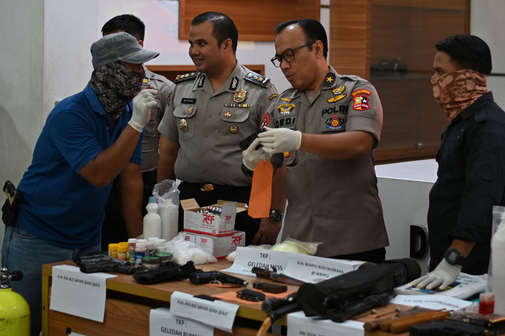 Sejumlah barang bukti yang disita dalam penangkapan tersebut di antaranya bahan peledak, 'switching' bom delapan buah, alat komunikasi, baut, paku, beberapa kartu identitas. 