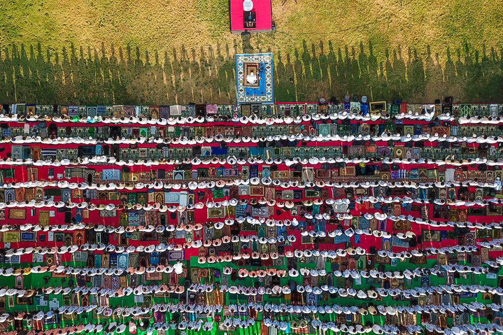 Foto udara umat Islam melaksanakan salat minta hujan (Istisqa) di lapangan Bumi Gora Kantor Gubernur NTB di Mataram, Jumat, 18 Oktober 2019. 