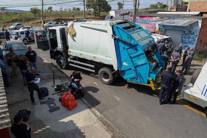 Polisi melakukan penyelidikan terhadap senjata, tas uang, dan truk lapis baja yang dicuri kawanan bersenjata di terminal kargo Bandara Internasional Viracopos, Campinas, negara bagian Sao Paulo, Brasil, Kamis, 17 Oktober 2019 waktu setempat.