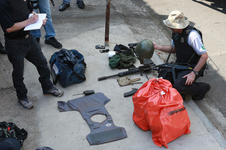 Dua pria bersenjata tewas dalam drama drama baku tembak dengan polisi selama berjam-jam yang dimulai pukul 10.00 waktu setempat di terminal kargo Bandara Viracopos, sekitar 100 kilometer (60 mil) dari Sao Paulo. 