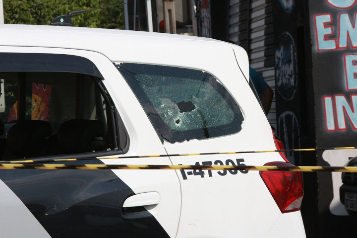 Sementara satu pelaku melarikan diri ke lingkungan perumahan terdekat, menyandera seorang perempuan dan bayinya sebagai tameng. Para sandera dibebaskan setelah penembak jitu menembak mati pelaku.