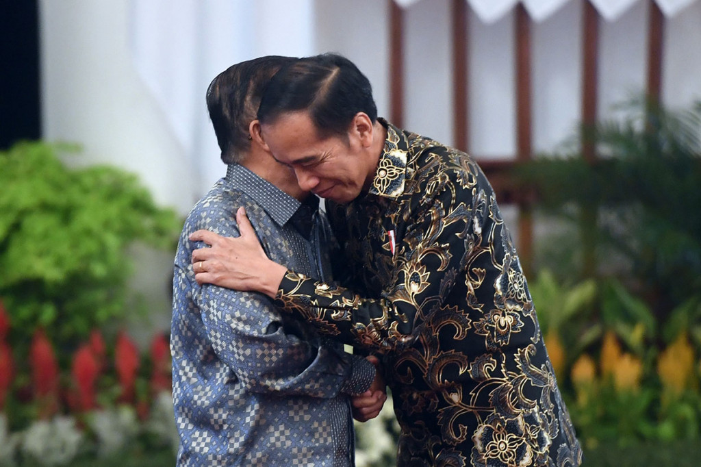 Sesaat setelah menyerahkan buku tersebut, JK menyalami Jokowi dan keduanya berpelukan disambut dengan tepuk tangan para menteri yang hadir.