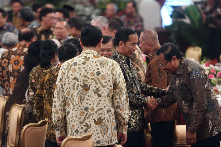 Presiden kemudian menyalami satu-persatu menteri Kabinet Kerja. Sebagian besar menteri Kabinet Kerja tampak hadir antara lain Menko Perekonomian Darmin Nasution, mantan Menko PMK Puan Maharani, Menkeu Sri Mulyani Indrawati, Menlu Retno Marsudi, Menhub Budi Karya Sumadi, dan lainnya. 