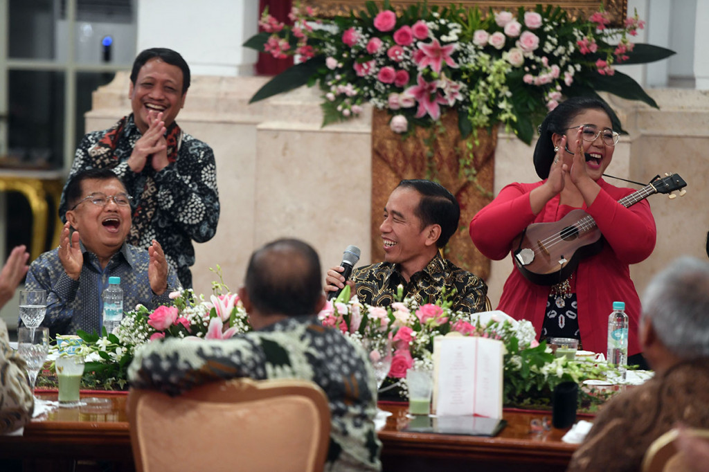 Sementara penampilan Endah Laras tak kalah lucunya. Momen menarik saat Jokowi dan JK 'dipaksa' berkokok. Awalnya Endang mengajak Jokowi dan JK menyanyikan satu bait lagu 'Jago Kluruk'. 