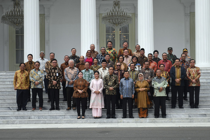 Sebelum acara dimulai, Jokowi dan JK menyempatkan diri untuk berfoto bersama para menteri di tangga teras Istana Merdeka Jakarta. Mereka berdua diapit Ibu Negara Iriana Widodo dan Ibu Mufidah Jusuf Kalla, serta mantan Menko bidang Pembangunan Manusia dan Kebudayaan Puan Maharani, dan Menteri Koordinator bidang Perekonomian Darmin Nasution.