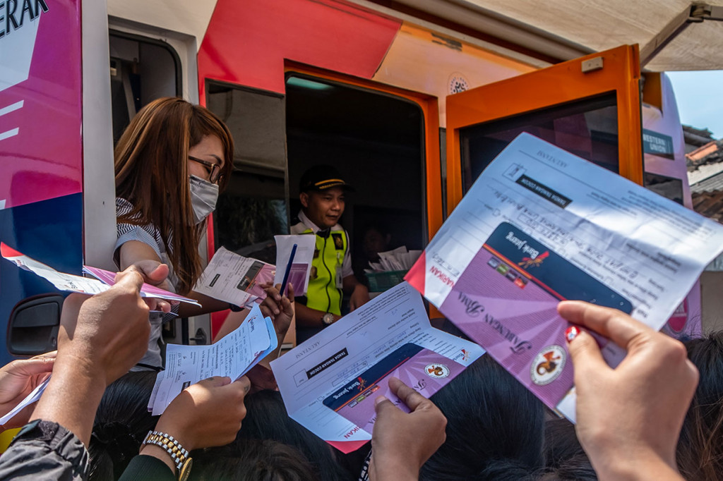 Upacara simbolis penutupan Lokalisasi Sunan Kuning tersebut diakhiri dengan pembagian tali asih kepada sekitar 449 warga binaan masing-masing sebesar Rp5 juta dalam bentuk rekening tabungan untuk modal usaha.