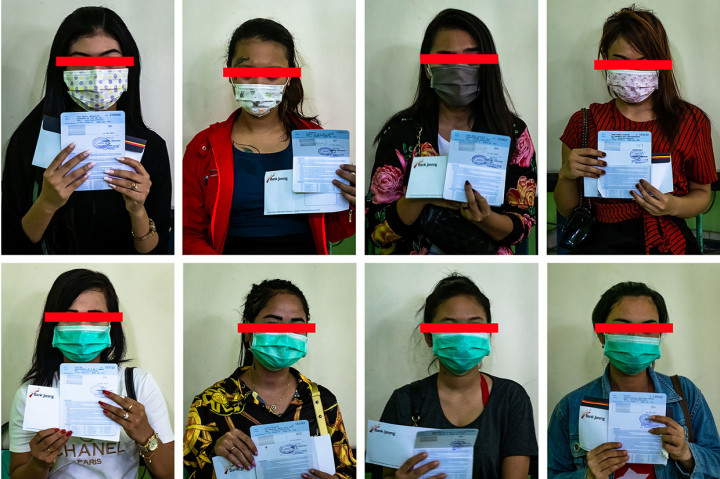 Foto kombo sejumlah wanita pekerja seks (WPS) menunjukkan dana bantuan sosial berupa buku tabungan seusai penutupan kawasan Resosialisasi Argorejo atau Lokalisasi Sunan Kuning (SK) di Semarang.