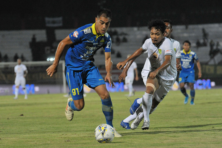 Sejak peluit ditiup wasit Abdul Rahman Salara, kedua kesebelasan silih berganti melakukan manuver serangan ke masing-masing pertahanan lawan. Namun tim Persib lebih menguasai permainan.