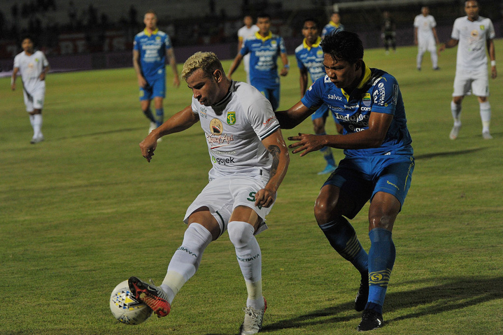 Pada laga tersebut, Persebaya harus bermain dengan 10 orang sejak menit ke-79 setelah Diogo Campos mendapat kartu kuning kedua. 