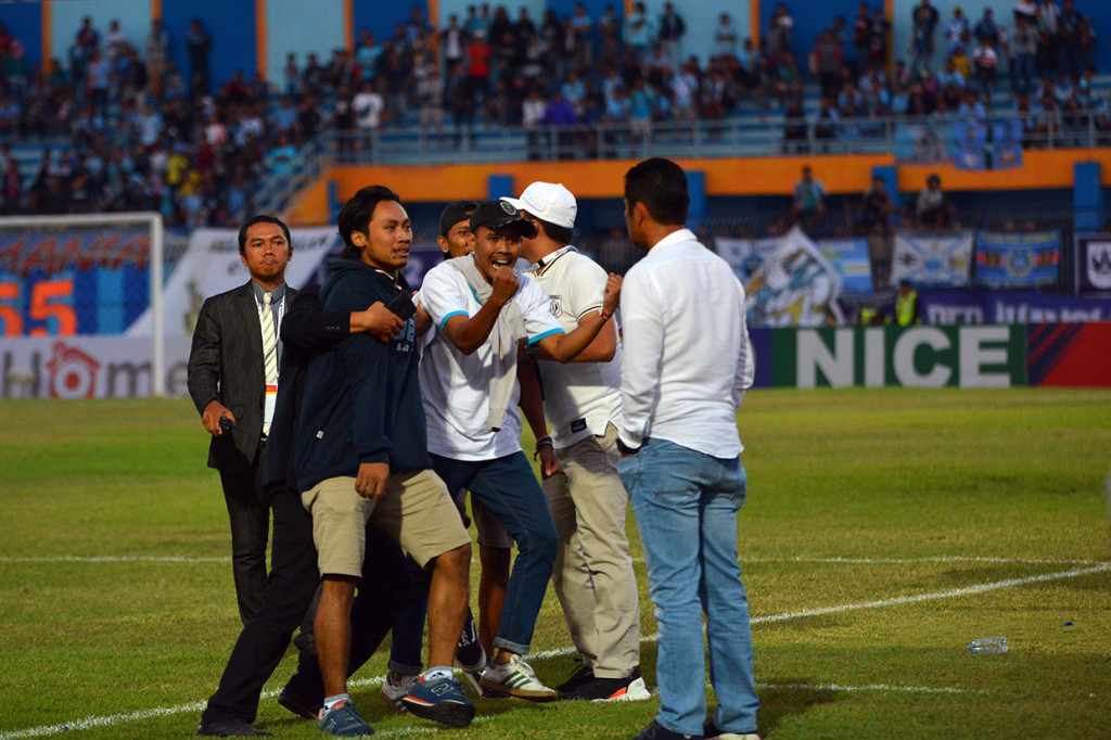 Dan hasil kurang memuaskan didapat Persela Lamongan yang harus mengakui keunggulan tim tamu PSIS Semarang 0-1. Kekalahan tersebut membuat suporter Persela masuk ke dalam lapangan memprotes pelatih Nilmaizar.