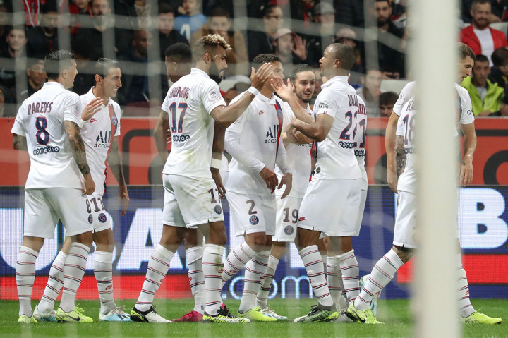 Di Maria melakukan selebrasi bersama rekan-rekan setimnya.