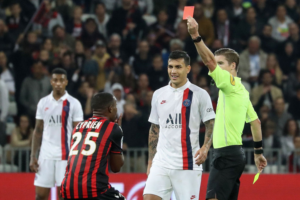 Namun sayang, saat mengejar ketertinggalan tuan rumah harus kehilangan dua pemain sejak menit ke-77 setelah Wylan Cyprien dan Christophe Herelle mendapat kartu merah dari wasit.