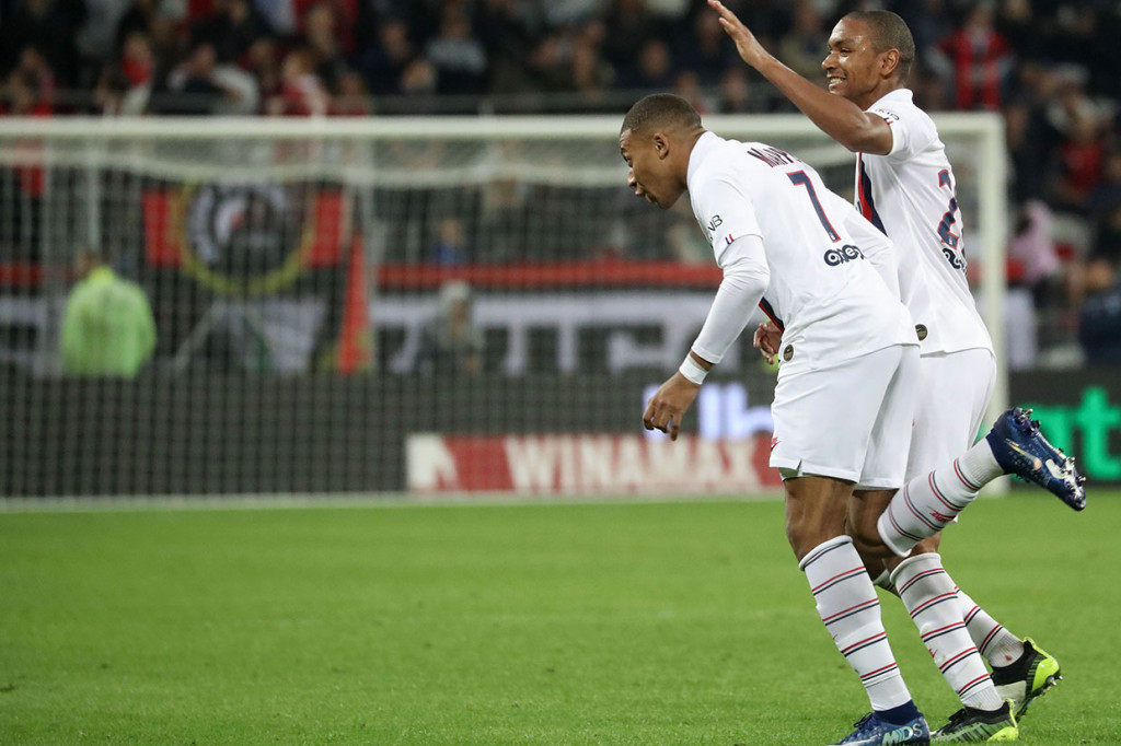 Unggul jumlah pemain membuat PSG leluasa dan menambah keunggulan pada menit ke-88 lewat tembakan terukur Kylian Mbappe dari dalam kotak penalti.