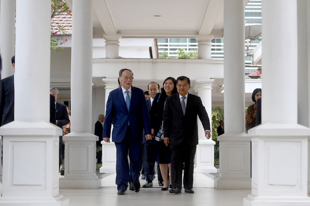 Wapres Qishan tiba di Istana Wapres pukul 11.46 WIB dan langsung disambut oleh Wapres JK. 