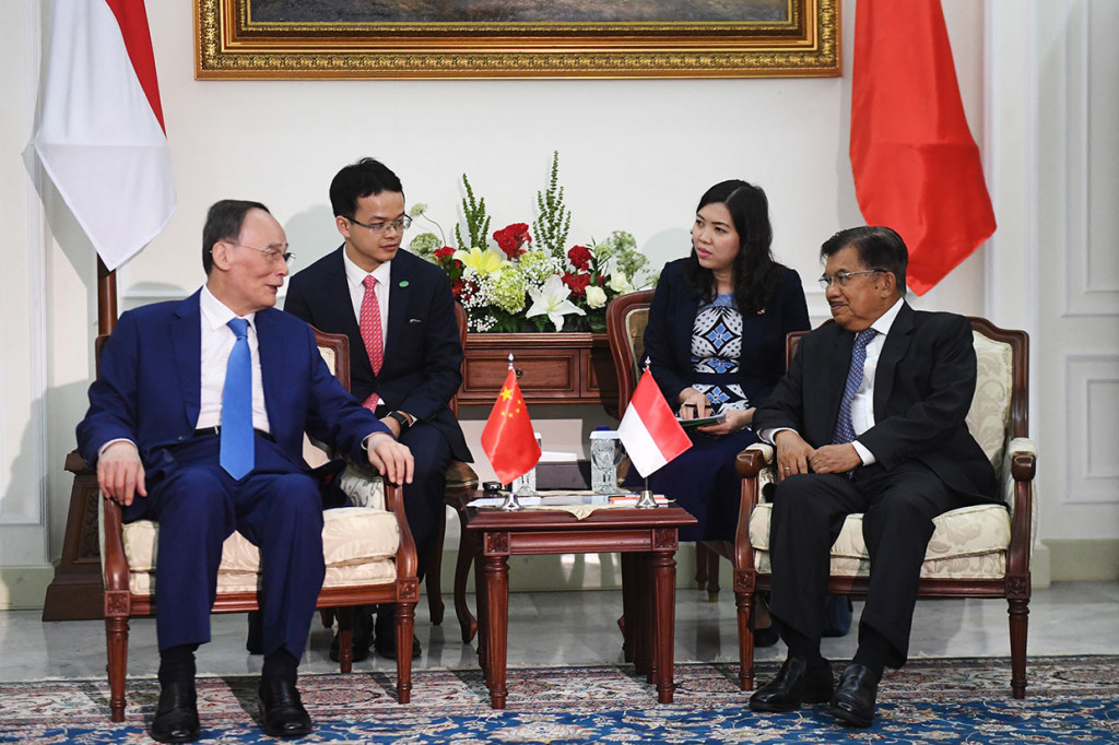 Keduanya berbincang sejenak sebelum santap siang bersama di Auditorium Istana Wapres Jakarta.   