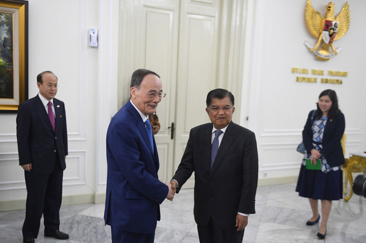 Keduanya berbincang sejenak sebelum santap siang bersama di Auditorium Istana Wapres Jakarta.   