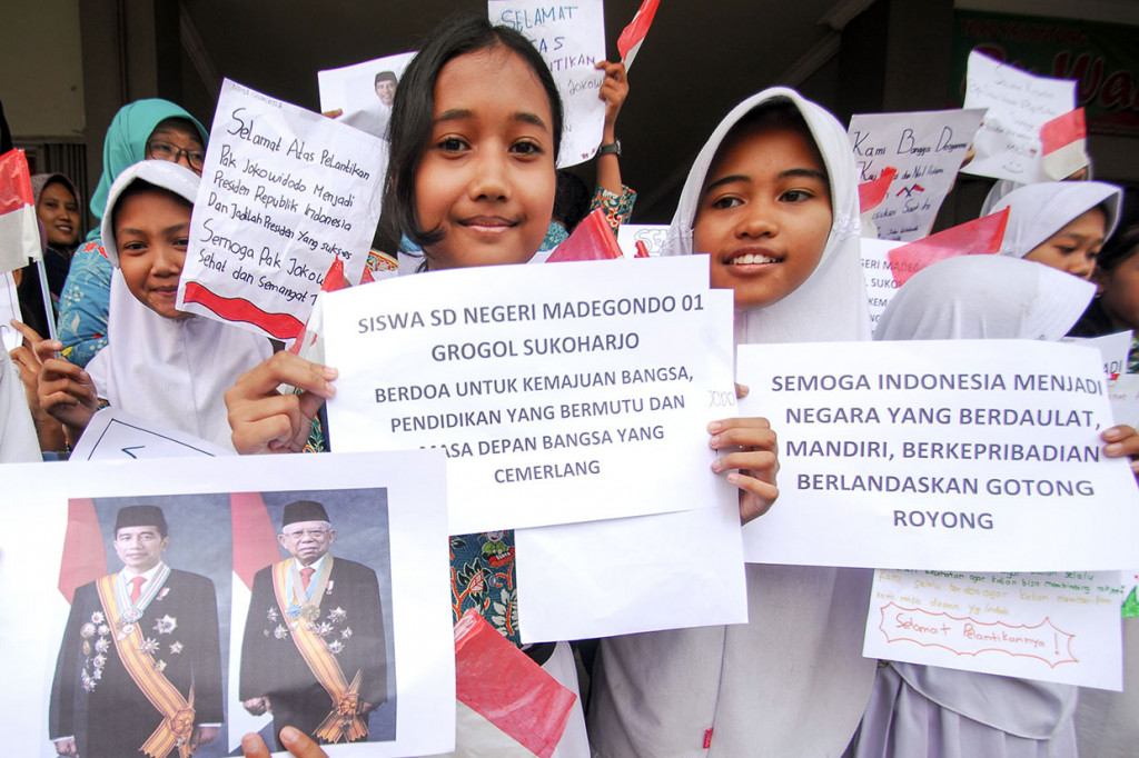 Pelajar membawa kertas berisi doa dan harapan untuk Presiden dan Wakil Presiden terpilih periode 2019-2024, Joko Widodo dan Ma'ruf Amin. AFP Photo/Anwar Mustofa