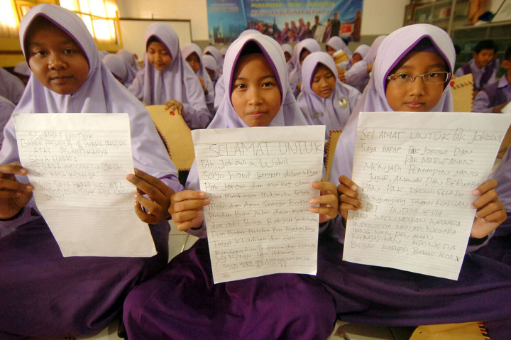 Sementara itu siswa SMP Muhammadiyah Adiwerna Kabupaten Tegal menulis surat yang isinya ucapan selamat dan harapan mereka terhadap Presiden dan Wapres Terpilih serta doa untuk kelancaran pelantikan yang akan dilaksanakan pada Minggu, 20 Oktober 2019. Antara Foto/Oky Lukmansyah
