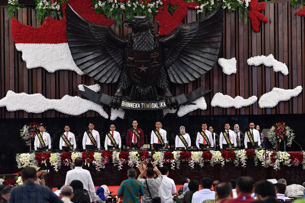 Para peraga juga memakai selempang bertuliskan peran masing-masing, mulai presiden, wapres, ketua MPR, wakil ketua MPR, istri presiden, istri wapres, rohaniwan, hingga pembaca doa.  