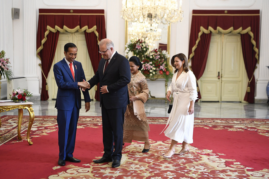 Presiden Joko Widodo (kiri) didampingi Ibu Negara Iriana Joko Widodo (kedua kanan) menyambut kunjungan kehormatan Perdana Menteri Australia Scott Morrison (kedua kiri) beserta istrinya Jenny Morrison di Istana Merdeka, Jakarta.