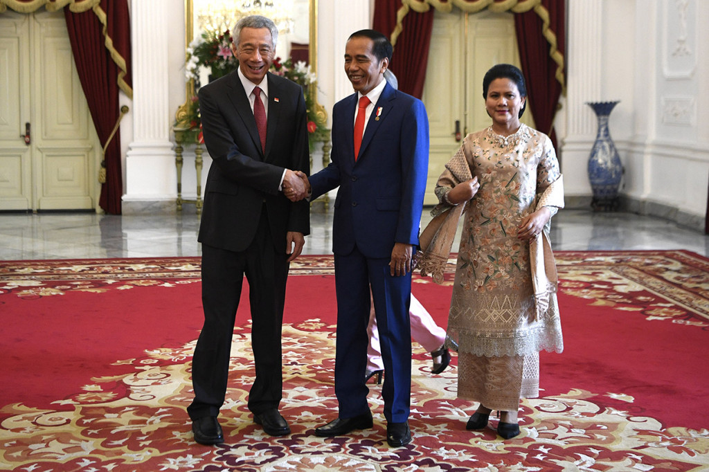 Presiden Joko Widodo (kedua kanan) didampingi Ibu Negara Iriana Joko Widodo (kanan) menyambut kunjungan kehormatan Perdana Menteri Republik Singapura Lee Hsien Loong di Istana Merdeka, Jakarta.