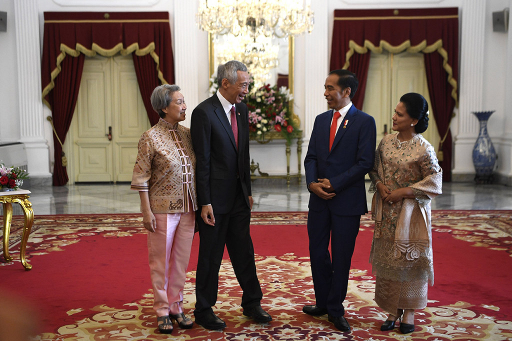Presiden Joko Widodo (kedua kanan) didampingi Ibu Negara Iriana Joko Widodo (kanan) berbincang dengan Perdana Menteri Republik Singapura Lee Hsien Loong beserta istrinya Ho Ching di Istana Merdeka.