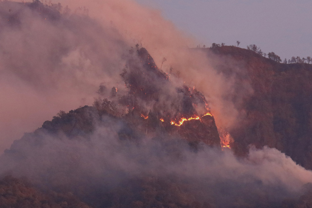 Kebakaran Gunung Ranti terlihat dari Tawonan, Taman Sari, Banyuwangi, Jawa Timur.