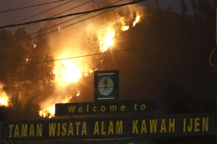 Angin kencang yang terjadi di sekitaran Taman Wisata Alam Gunung Ijen itu, menyebabkan banyak pohon tumbang serta kebakaran di Gunung Ranti dan Gunung Widodaren semakin meluas.