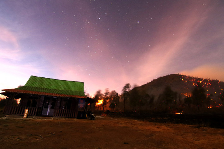 Kebakaran Gunung Ranti terlihat dari Pos Pendakian Gunung Ijen, Paltuding, Banyuwangi, Jawa Timur.