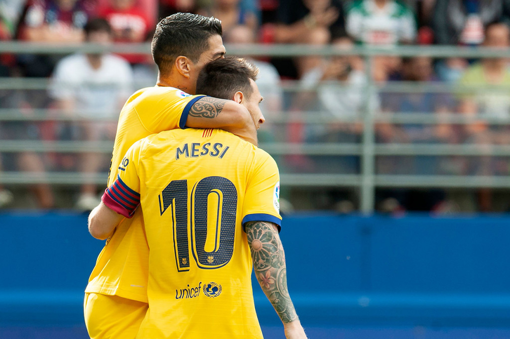 Lionel Messi dan Luis Suarez mencetak dua gol tambahan di babak kedua. 