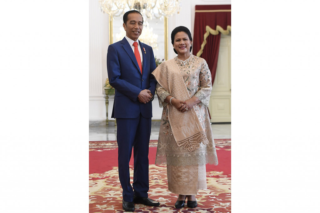 Sementara Iriana terlihat cantik dalam balutan songket berwarna krem.
