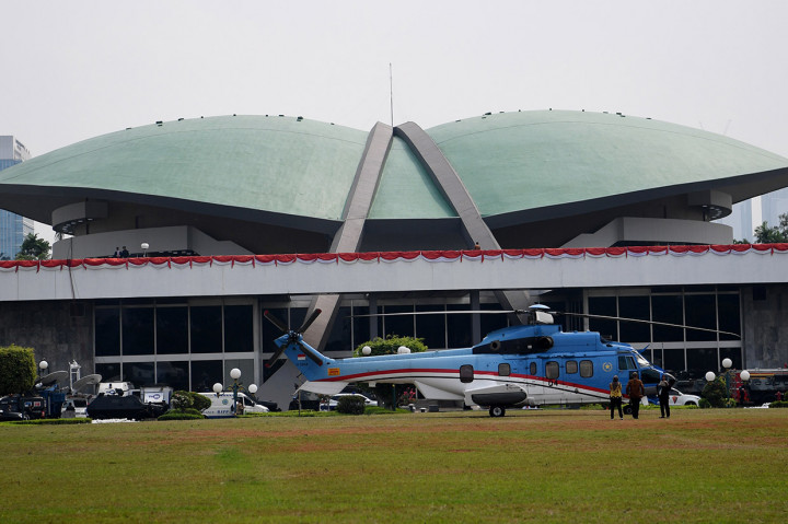 Helikopter kepresidenan terparkir jelang pelantikan Presiden Joko Widodo dan Wakil Presiden Ma'ruf Amin di kompleks Parlemen Senayan, Jakarta. Antara Foto/Wahyu Putro A