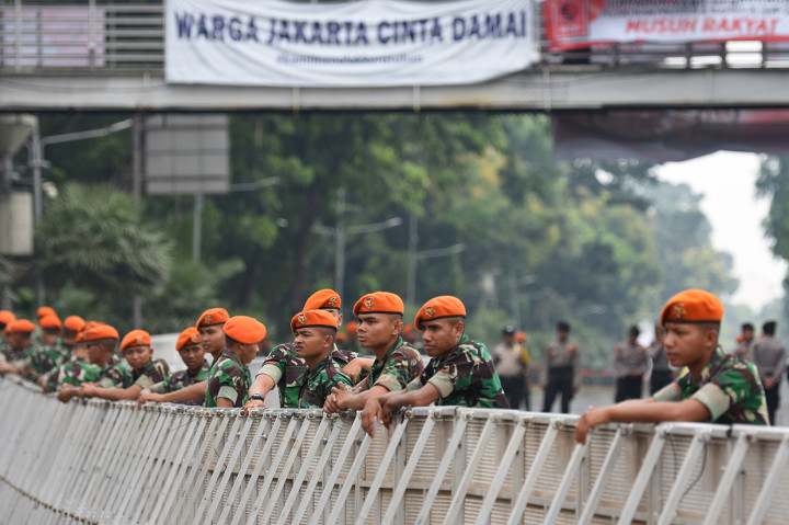 Sejumlah prajurit TNI berjaga di jalan raya depan Istana Merdeka, Jakarta. Antara Foto/M Risyal Hidayat