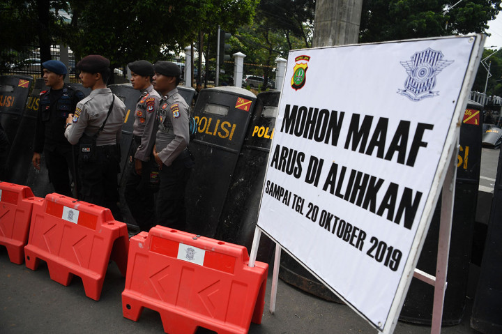 Petugas kepolisian melakukan penutupan jalan kawasan kompleks Parlemen jelang pelantikan Presiden Joko Widodo dan Wakil Presiden Ma'ruf Amin di Senayan, Jakarta. Antara Foto/Wahyu Putro A