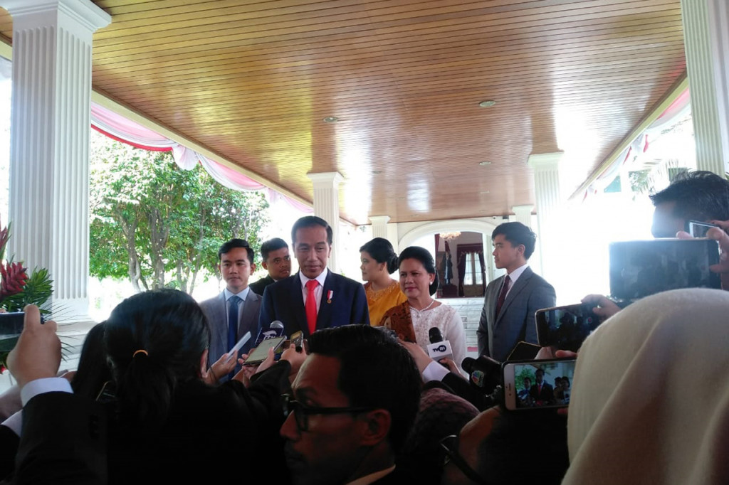 Presiden Jokowi didampingi Ibu Negara Iriana menjawab pertanyaan wartawan sebelum berangkat menghadiri pelantikan Presiden dan Wakil Presiden 2019-2024 di Gedung DPR/MPR, Jakarta.