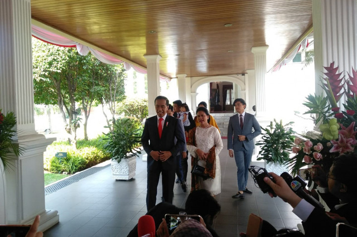 Presiden Jokowi bersama Ibu Negara Iriana dan keluarga bersiap menuju Gedung DPR/MPR, Jakarta, dari Istana.