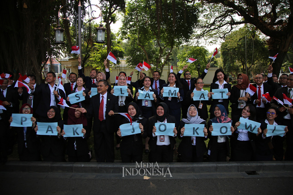 Pegawai Sekretariat Presiden membentangkan kertas bertuliskan 