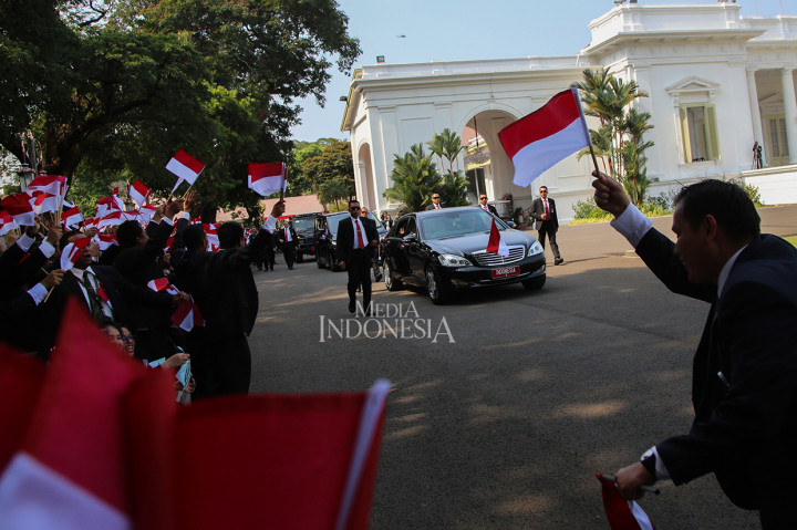 Pegawai Sekretariat Presiden melepas iring-iringan Presiden Joko Widodo menuju lokasi pelantikan, di halaman Istana Merdeka, Jakarta.