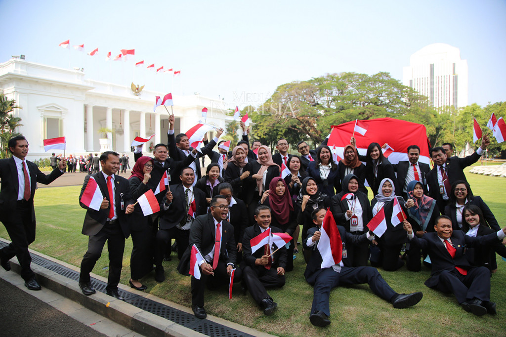 Pegawai Sekretariat Presiden berfoto bersama usai melepas iring-iringan Presiden Joko Widodo menuju lokasi pelantikan, di halaman Istana Merdeka, Jakarta.