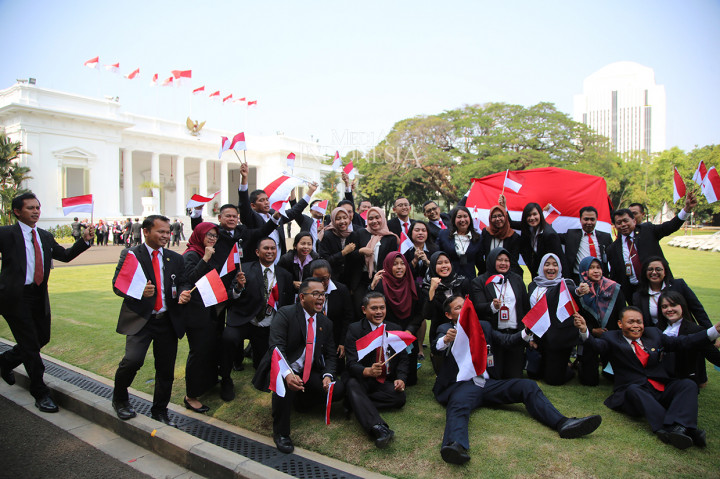 Pegawai Sekretariat Presiden berfoto bersama usai melepas iring-iringan Presiden Joko Widodo menuju lokasi pelantikan, di halaman Istana Merdeka, Jakarta.