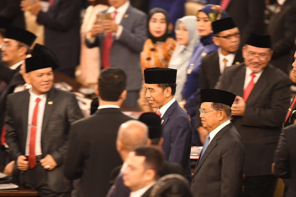 Presiden Joko Widodo bersama Wakil Presiden Jusuf Kalla berjalan memasuki ruang upacara pelantikan presiden dan Wakil Presiden di Gedung Nusantara, kompleks Parlemen, Senayan, Jakarta. 