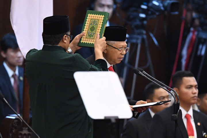 Wakil Presiden terpilih Ma'ruf Amin mengucapkan sumpah saat dilantik menjadi wakil presiden periode 2019-2024 di Gedung Nusantara, kompleks Parlemen, Senayan, Jakarta.