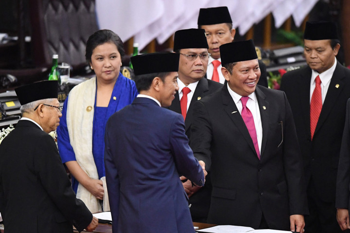 Presiden Joko Widodo (ketiga kiri) berjabat tangan dengan Ketua MPR Bambang Soesatyo (kedua kanan) disaksikan Wapres Ma'ruf Amin (kiri) dan pimpinan MPR saat acara pelantikan presiden dan wapres periode 2019-2024 di Gedung Nusantara, kompleks Parlemen, Senayan, Jakarta.