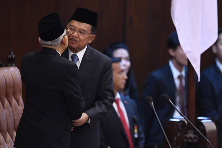 Mantan Wakil Presiden Jusuf Kalla (kanan) berpelukan dengan Wakil Presiden Ma'ruf Amin pada upacara pelantikan presiden dan wakil presiden periode 2019-2024 di Gedung Nusantara, kompleks Parlemen, Senayan, Jakarta.