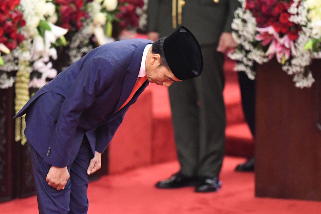 Presiden Joko Widodo memberikan salam usai memberikan pidato awal masa jabatan presiden periode 2019-2024 di Gedung Nusantara, kompleks Parlemen, Senayan, Jakarta.
