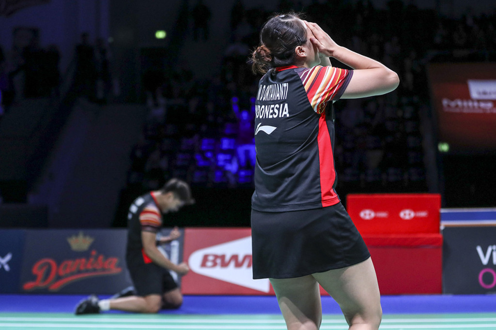 Pasangan ganda campuran Indonesia Melati Daeva Oktaviati (kanan) dan Praveen Jordan (kiri) meluapkan kegembiraan seusai mengalahkan ganda campuran Tiongkok Wang Yi Lyu dan Huang Dong Ping pada laga final Denmark Open 2019 di Odense Sports Park, Denmark.