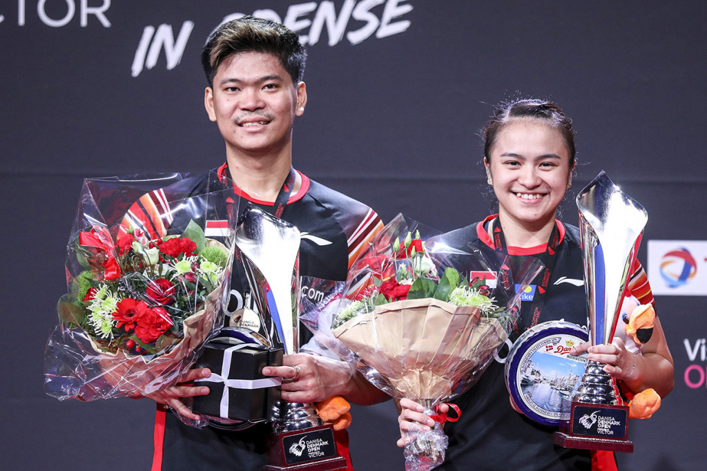 Pasangan ganda campuran Indonesia Praveen Jordan (kiri) dan Melati Daeva Oktaviati menunjukan piala di atas podium seusai mengalahkan ganda campuran Tiongkok Wang Yi Lyu dan Huang Dong Ping pada laga final Denmark Open 2019 di Odense Sports Park, Denmark.
